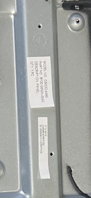 Nahaufnahme eines Metallpanels mit Etiketten „MODEL NO GSODD-AS65“ und „PART NO BY00G650N-004G“.