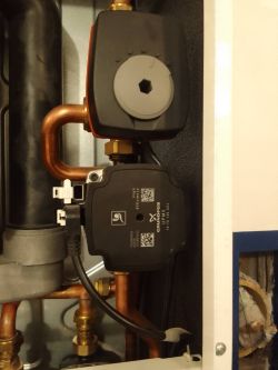 Pompa obiegowa GRUNDFOS zamontowana w systemie rur miedzianych