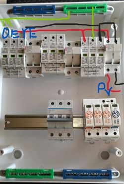 Wnętrze skrzynki zabezpieczeń PV z ogranicznikami V20 PV, bezpiecznikami topikowymi i rozłącznikiem