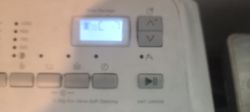Rozmazany panel sterowania z nieczytelnym wyświetlaczem LCD i przyciskami