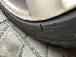 Uszkodzenie boczne opony Michelin Pilot Sport 4 na Lexus LS460 - Czy wymaga wymiany?