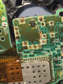 Uszkodzona płytka drukowana kontrolera Xbox One z przetarciami na ścieżkach