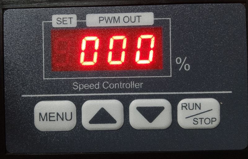 Panel sterownika PWM z czerwonym wyświetlaczem „000%” i przyciskami MENU, strzałek oraz RUN/STOP