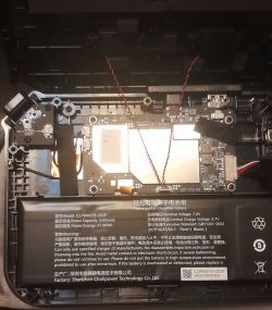 Wnętrze tabletu: płyta główna i duża bateria litowo-jonowa z etykietą 6300 mAh