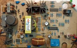 Płytka drukowana z różnymi podzespołami elektronicznymi, m.in. rezystorami i kondensatorami