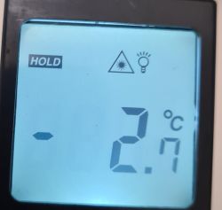 Wyświetlacz termometru bezdotykowego pokazujący temperaturę -2,7°C.