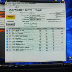 Ekran z programu CrystalDiskInfo prezentujący szczegółowe dane S.M.A.R.T. dla dysku twardego WD 20 GB z ostrzeżeniem uwaga.