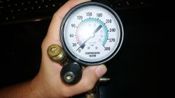 Gdzie znajdę miernik ciśnienia sprężania z zaworem zwrotnym na końcu przewodu?