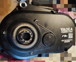 Silnik e-bike Yadea Fusion F335 z widocznym wnętrzem mechanizmu.