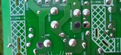 Tylna część płytki drukowanej PCB z widocznymi ścieżkami, polami lutowniczymi i oznaczeniami komponentów.
