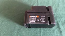 Czarna bateria WORX WA3226 28V z oznaczeniami technicznymi na naklejce.