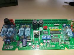Zbliżenie na płytkę drukowaną z różnymi komponentami elektronicznymi.