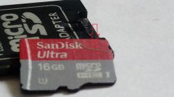 Pęknięta karta microSD z jednej strony od telefonu