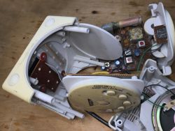 Radio "kostka" z zegarem i budzikiem - Universum UR-1052 Quelle - 1994 Radio "kostka" z zegarem i budzikiem - Universum UR-1052 Quelle - 1994