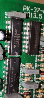 Zbliżenie na układ scalony CA3140EZ i inne komponenty na płytce PCB