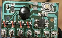 Zdjęcie płytki drukowanej z widocznymi elementami elektronicznymi i oznaczeniami.