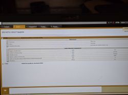 Odczyt błędów samochodowych na ekranie komputera z kodem P16A0 dotyczącym nadmiernej prędkości obrotowej silnika.