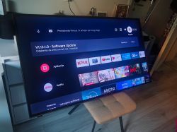 Telewizor z interfejsem Android TV i banerem „V.1.15.1.0 - Software Update” w pokoju