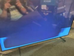 Ekran telewizora Samsung z niebieskimi plamami i zakłóceniami
