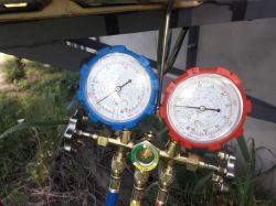 Dwa manometry podłączone do instalacji pomiarowej, z manometrami wskazującymi różne wartości ciśnienia.