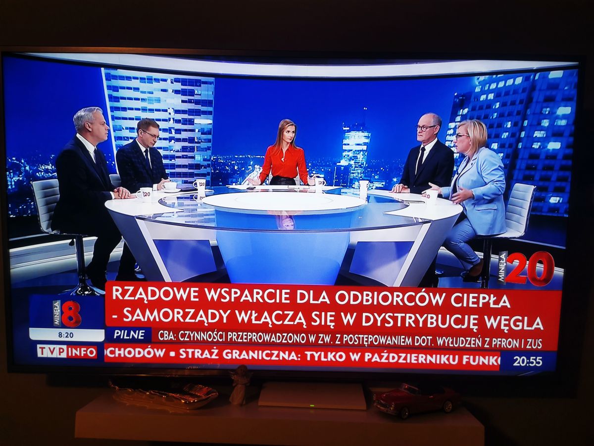 Samsung UE55JU6465U Fioletowe/Granatowe plamy na obrazie przy czarnym