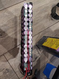 Jakie napięcie powinno być pomiędzy pinami? Problem z baterią AFTGGP.