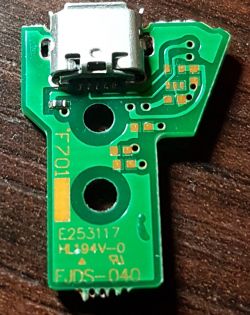 PS4 - Jakie funkcje mają dwa elementy w JDs-040?