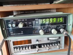 Częstotliwościomierz RFT pokazujący wartość 159,9915 MHz
