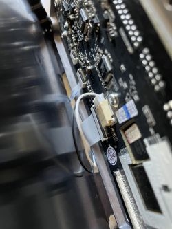 Zbliżenie na kable podłączone do płytki drukowanej.