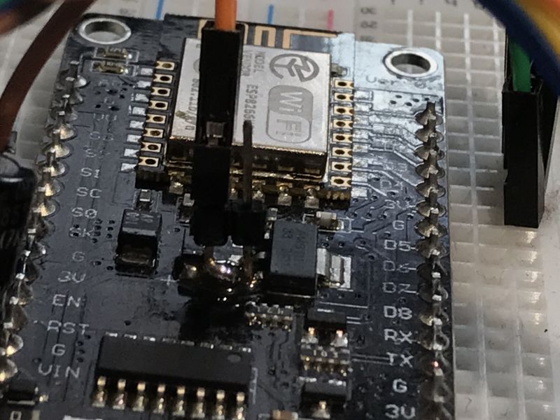 Zbliżenie na moduł NodeMCU ESP8266 podłączony do płytki stykowej