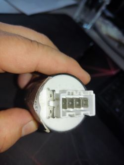 Zbliżenie na filtr przeciwzakłóceniowy zmywarki Electrolux