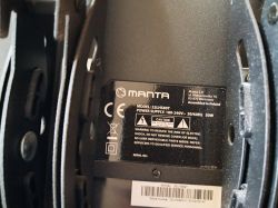 Tabliczka znamionowa na urządzeniu Manta model 32LHS89T.