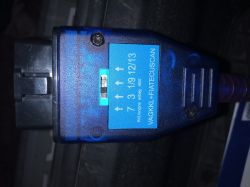 Niebieski adapter diagnostyczny OBD2 z oznaczeniami VAGKKL i FIATECUSCAN.