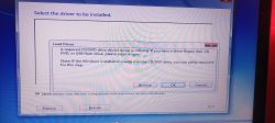 Ekran instalacji Windows 7 z komunikatem o brakującym sterowniku CD/DVD.