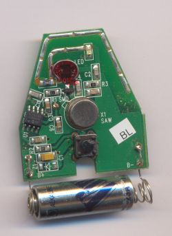 Wnętrze pilota z widocznymi komponentami elektronicznymi