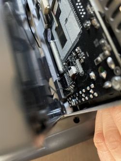 Płyta główna urządzenia z podłączonymi kablami.