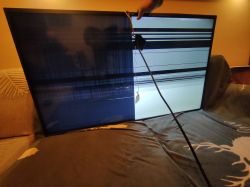 Telewizor Sharp Aquos z paskami na ekranie