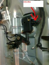 Bora 2.0 - Siłownik tylnej klapy nie chowa się, brak napięcia na wtyczkach