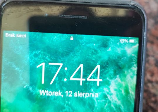 Ekran telefonu z godziną 17:44 i poziomem baterii 73% we wtorek, 12 sierpnia