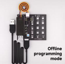 Płytka programatora z podłączonymi kablami USB i kolorowymi przewodami