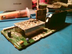 Płytka PCB z wymienionymi kondensatorami SMD i zamontowanym modułem RF