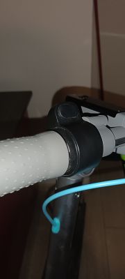 - Motus Scooty 10 2022 Manetka gazu Cały czas W Górze