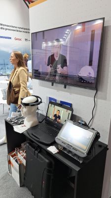 Stanowisko z urządzeniem AR RealWear, laptopem i tabletem wytrzymałym na targach ENERGETAB.