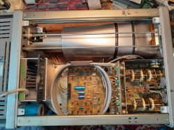 Wnętrze oscyloskopu PM 3233 z widoczną lampą i elektroniką na płytkach PCB