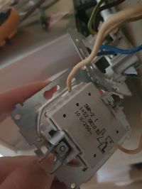 Jak poprawnie podłączyć podwójny wyłącznik oświetlenia w starej instalacji?