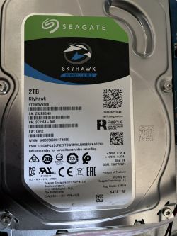 Dysk twardy Seagate SkyHawk 2TB z napisem SURVEILLANCE i etykietą informacyjną.