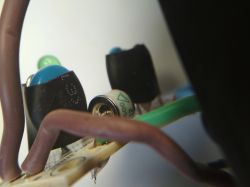 Wnętrze listwy antyprzepięciowej Hama z wyłącznikami gniazd Wnętrze listwy antyprzepięciowej Hama z wyłącznikami gniazd