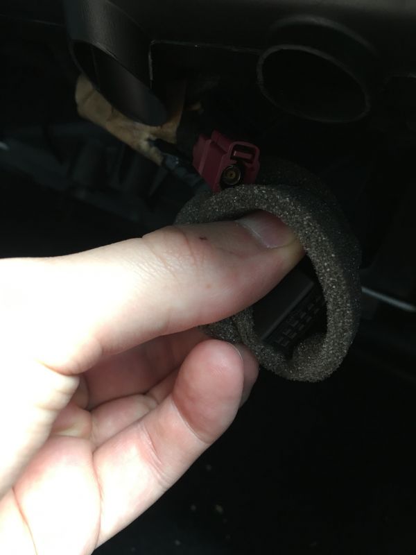 Seat Leon II 1.6 MPi - Zagadka. Co to za kable pod schowkiem pasażera?