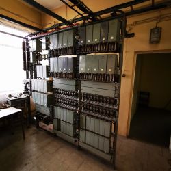 Stara centrala telefoniczna w budynku przed rozbiórką.