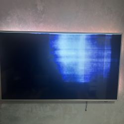 Telewizor Philips z częściowo podświetlonym ekranem i zniekształconym obrazem